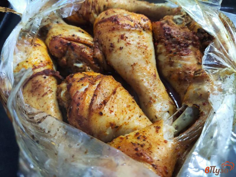 Фото приготовление рецепта: Куриные голени запечённые с морковью и луком шаг №7