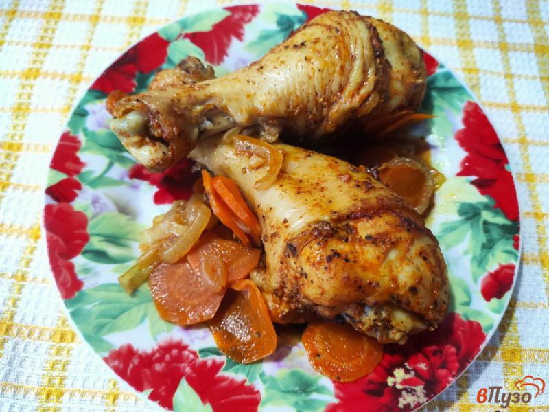 Фото приготовление рецепта: Куриные голени запечённые с морковью и луком шаг №8