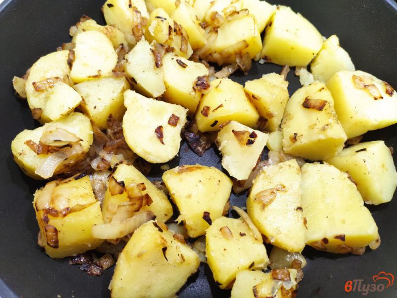 Фото приготовление рецепта: Картофель с консервированной рыбой шаг №4