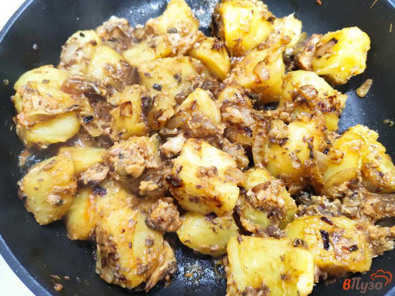 Фото приготовление рецепта: Картофель с консервированной рыбой шаг №6