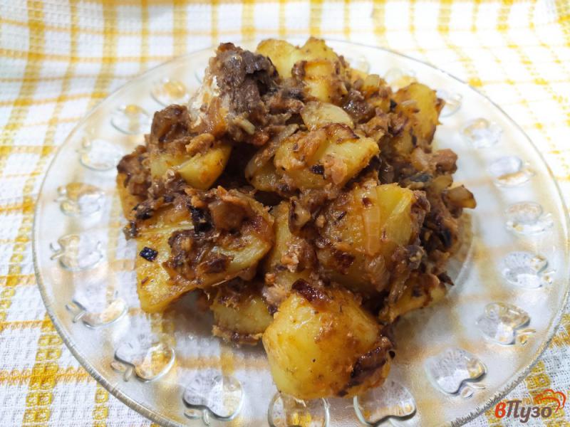 Фото приготовление рецепта: Картофель с консервированной рыбой шаг №7