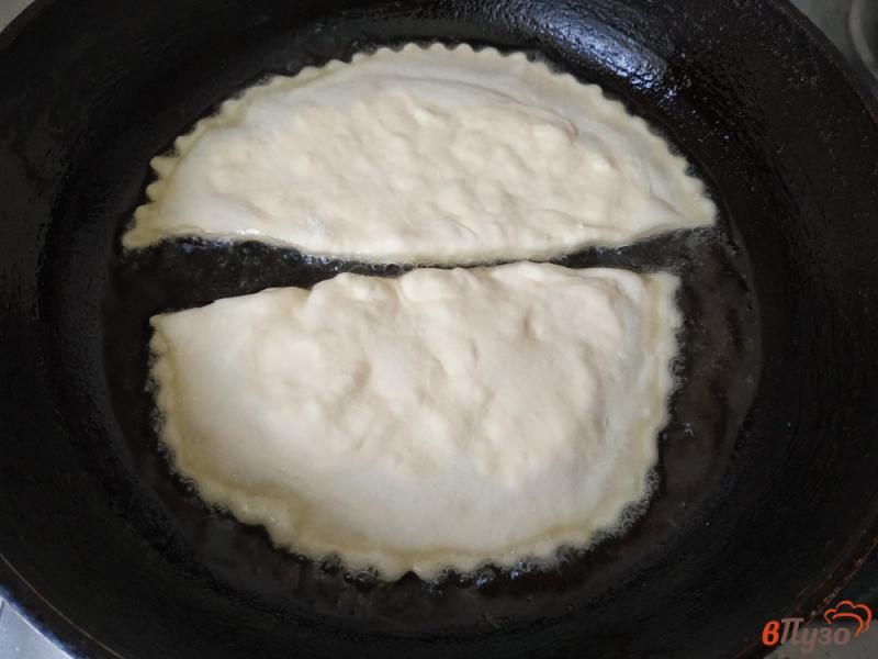 Фото приготовление рецепта: Чебуреки с соленым творогом шаг №8