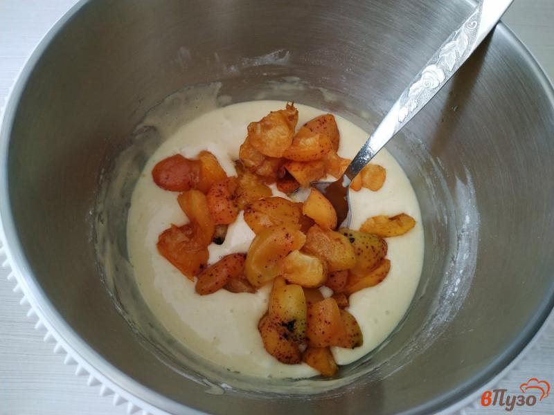 Фото приготовление рецепта: Заливной абрикосовый пирог шаг №8