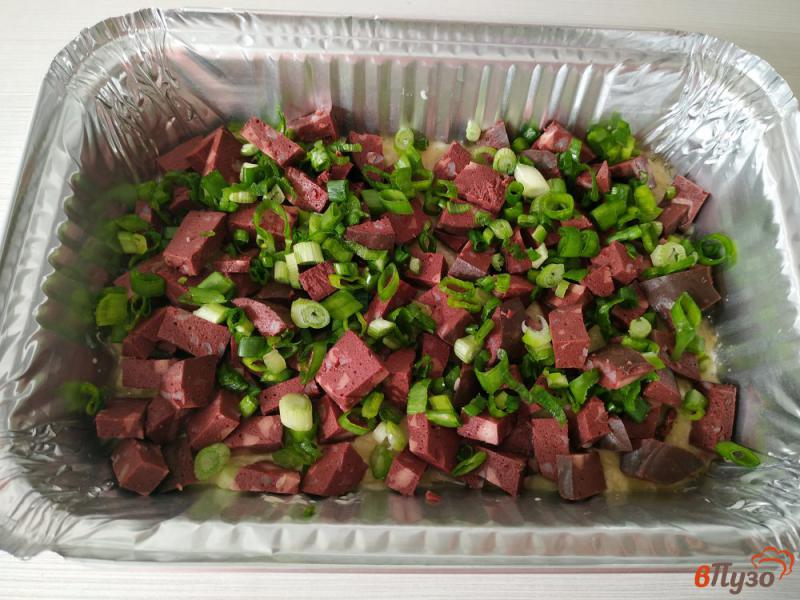 Фото приготовление рецепта: Картофельная запеканка с кровяной колбасой шаг №9