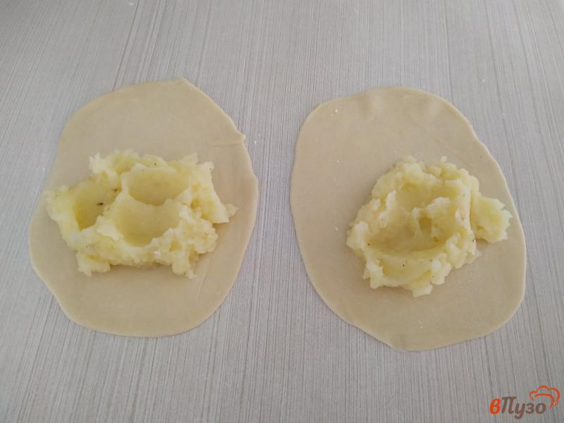 Фото приготовление рецепта: Пирожки с картошкой на тонком бездрожжевом тесте шаг №7