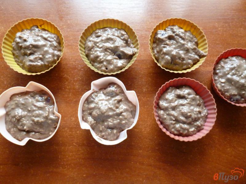 Фото приготовление рецепта: Шоколадные маффины с овсяными хлопьями шаг №7