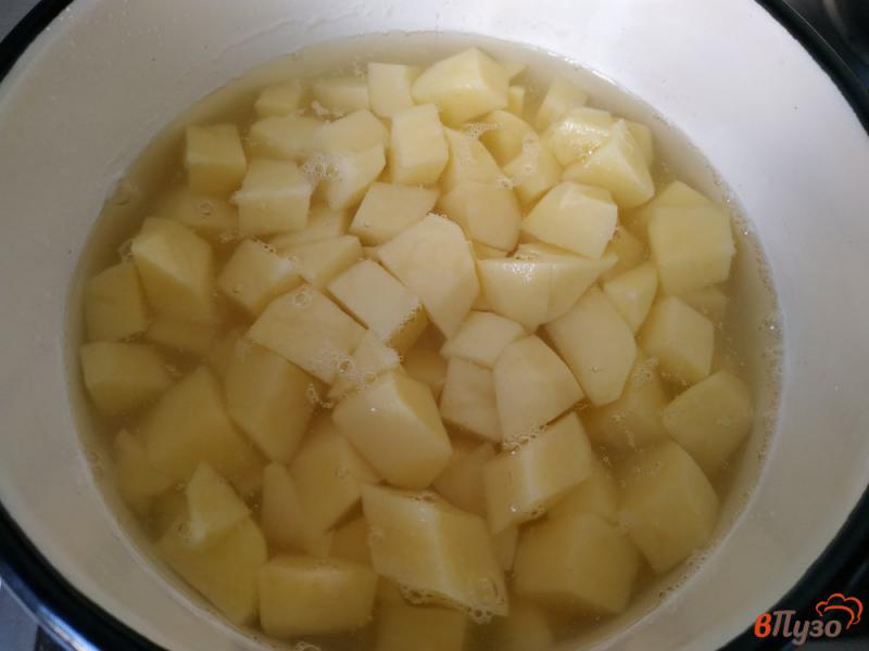 Фото приготовление рецепта: Постный картофель тушеный с зелёным луком и укропом шаг №1
