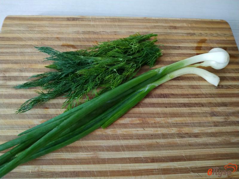 Фото приготовление рецепта: Постный картофель тушеный с зелёным луком и укропом шаг №2