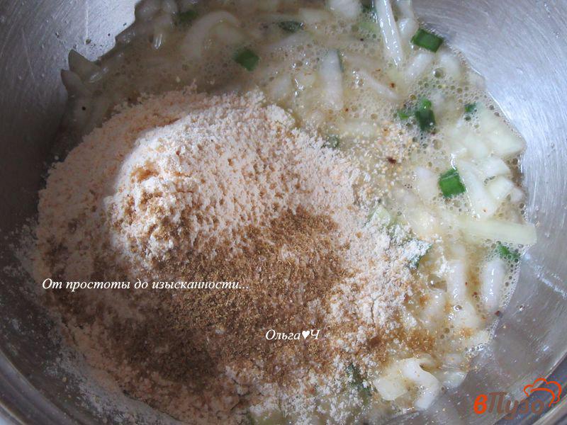 Фото приготовление рецепта: Луковый пирог на сковороде шаг №4