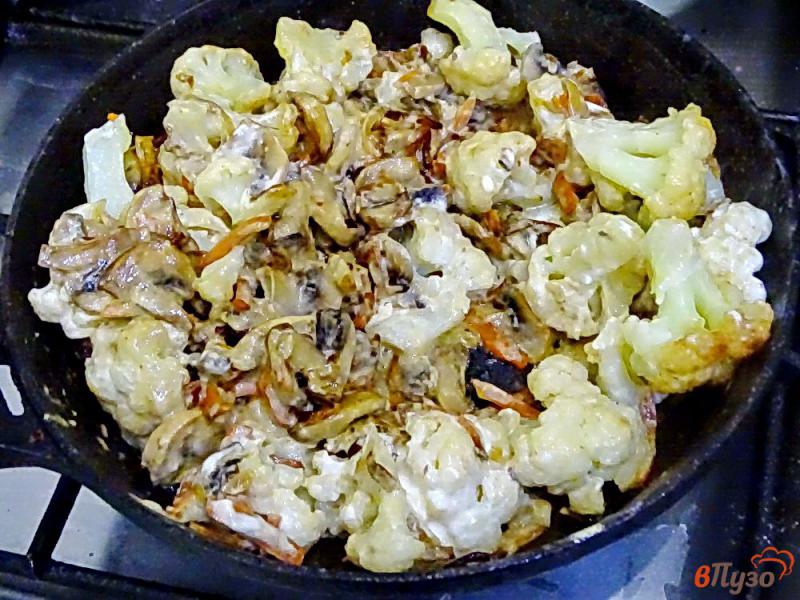 Фото приготовление рецепта: Цветная капуста с грибами шаг №7