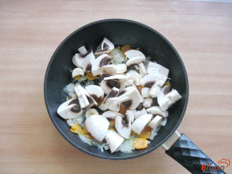 Фото приготовление рецепта: Лапша с куриной грудкой и грибами шаг №2