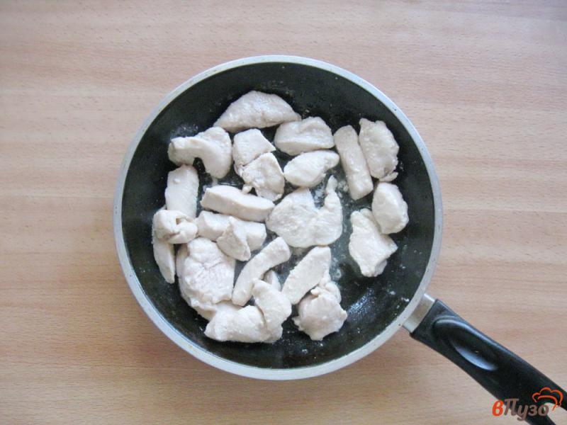 Фото приготовление рецепта: Лапша с куриной грудкой и грибами шаг №4