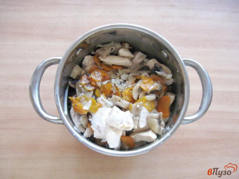 Фото приготовление рецепта: Лапша с куриной грудкой и грибами шаг №6