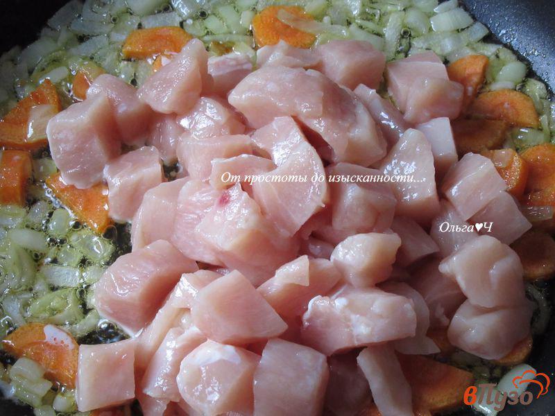 Фото приготовление рецепта: Куриные грудки с овощами шаг №3