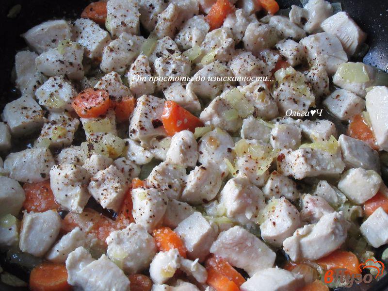 Фото приготовление рецепта: Куриные грудки с овощами шаг №4