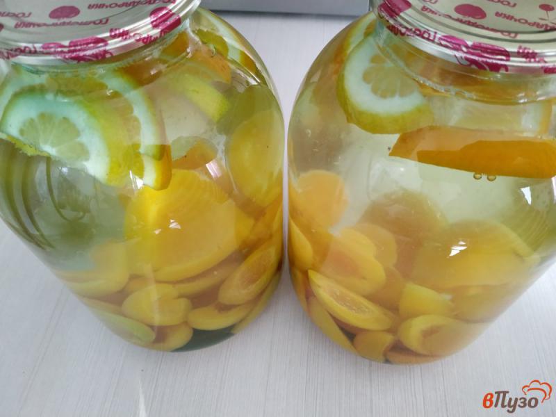 Фото приготовление рецепта: Абрикосовый компот с апельсином и лимоном шаг №4