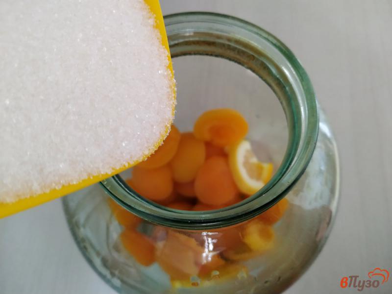 Фото приготовление рецепта: Абрикосовый компот с апельсином и лимоном шаг №5