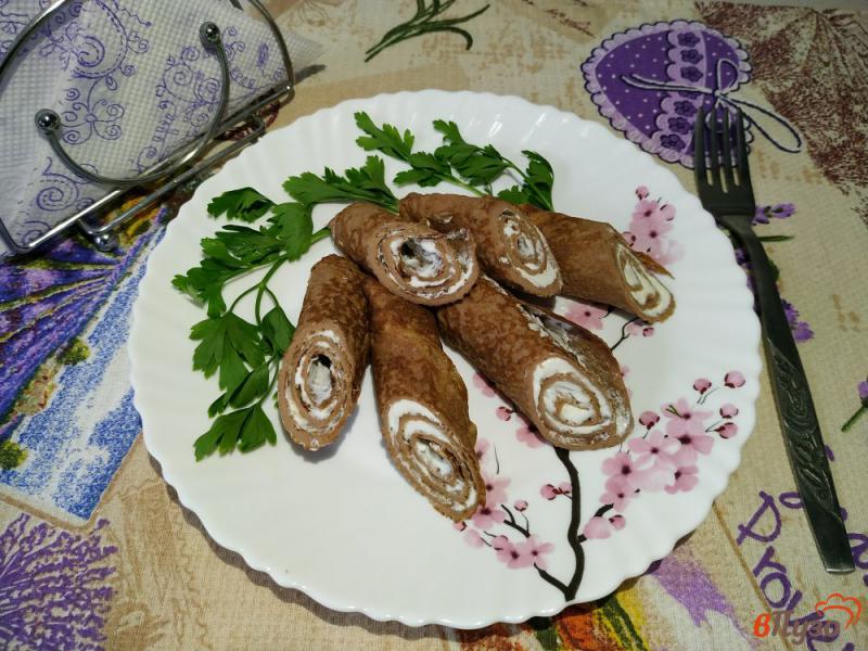 Фото приготовление рецепта: Печёночные блинчики со сливочным сыром шаг №11