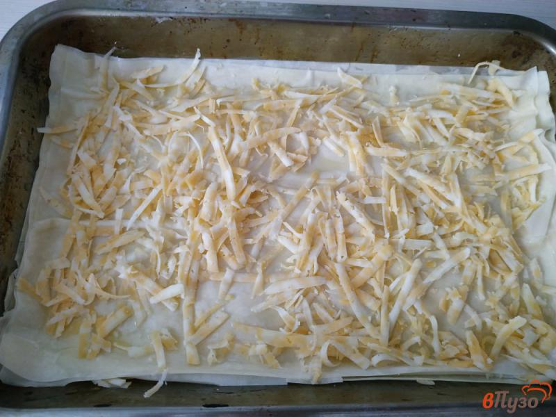 Фото приготовление рецепта: Сырный пирог из слоёного теста фило шаг №7