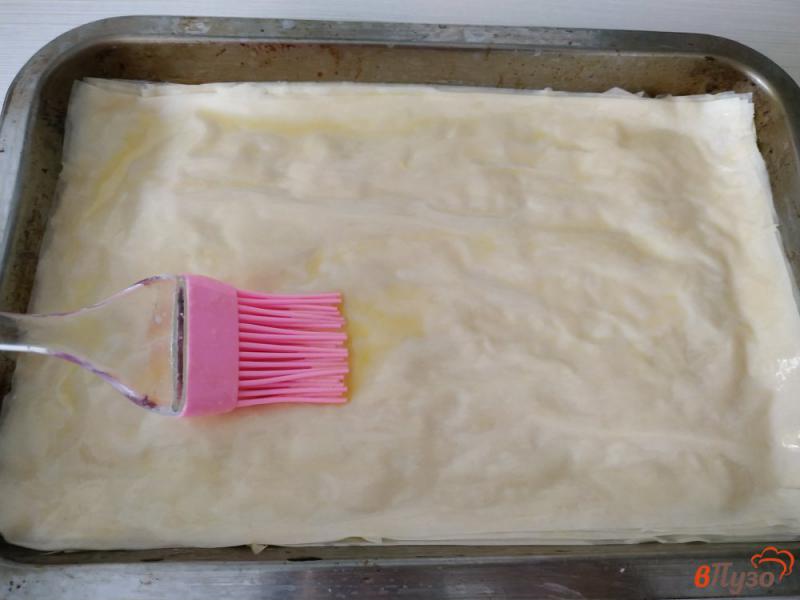 Фото приготовление рецепта: Сырный пирог из слоёного теста фило шаг №8