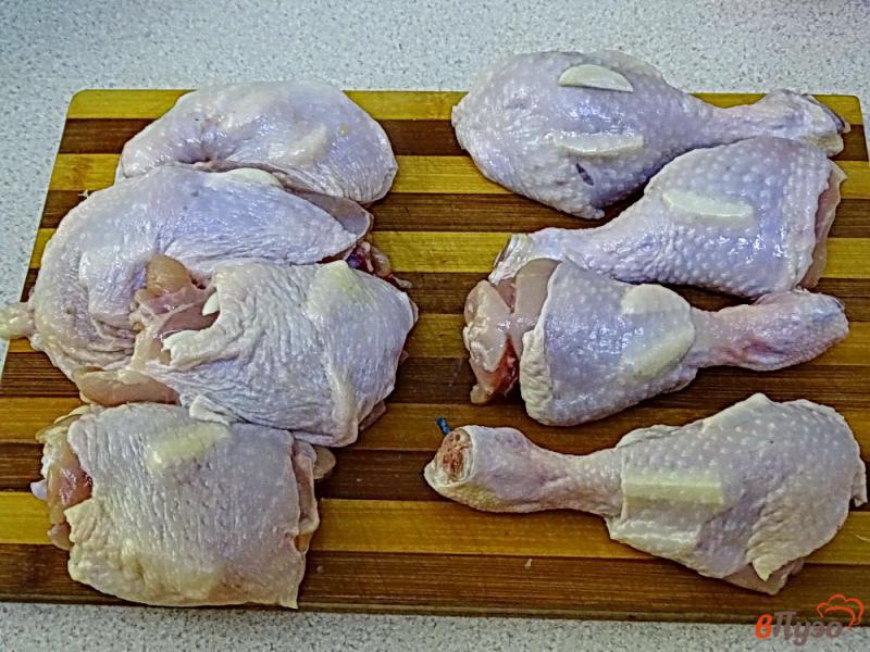 Фото приготовление рецепта: Куриные окорочка чесночные шаг №3