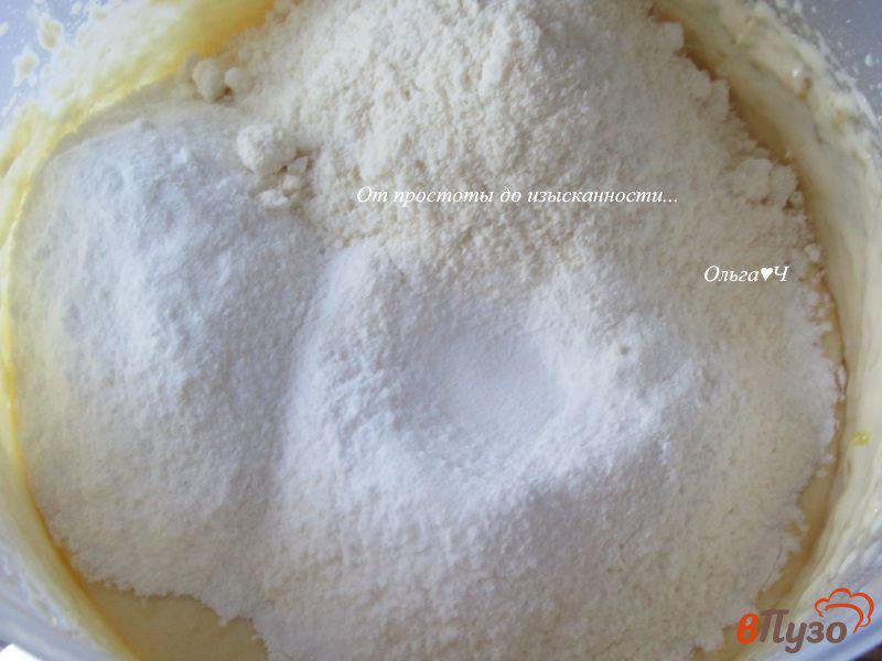 Фото приготовление рецепта: Кокосово-лимонный кекс с вишней шаг №5