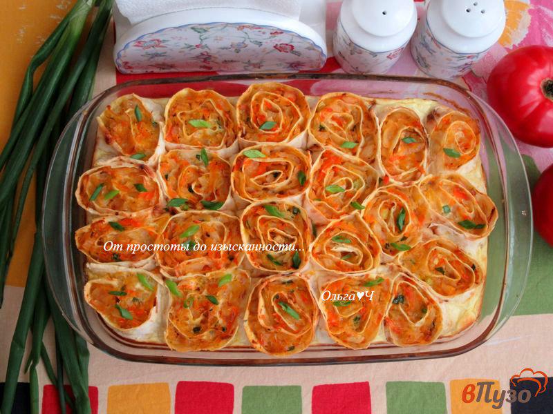 Фото приготовление рецепта: Рулеты из лаваша с капустой, курицей и зеленым луком шаг №8