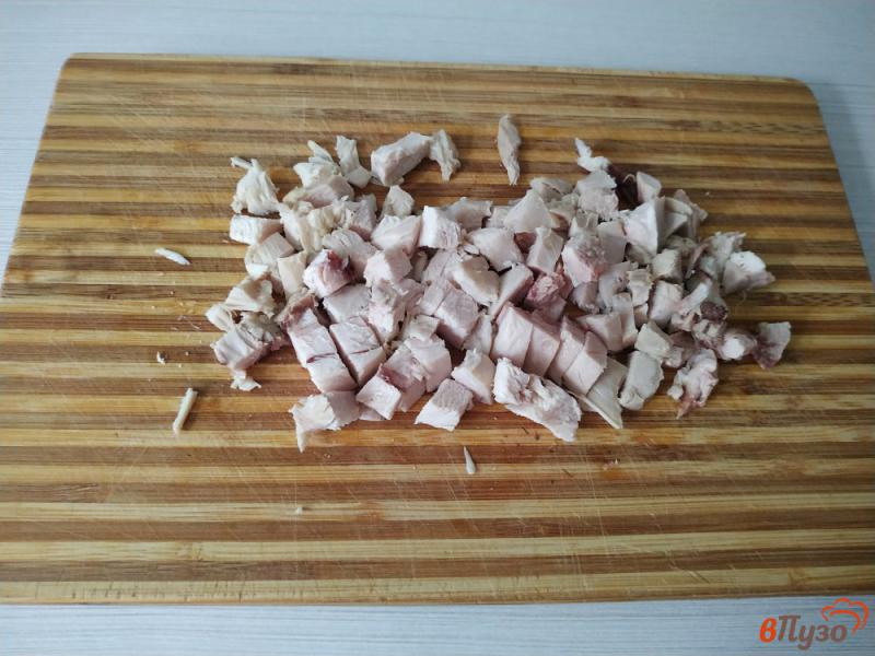 Фото приготовление рецепта: Оливье с куриными бедрами и малосольными огурцами шаг №3