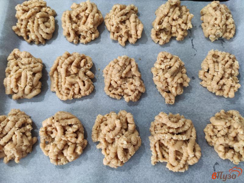 Фото приготовление рецепта: Песочное печенье с орехами из мясорубки шаг №7