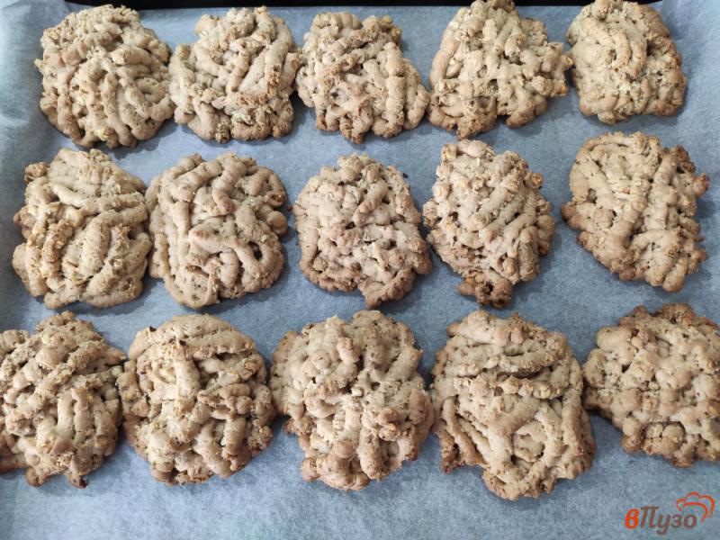 Фото приготовление рецепта: Песочное печенье с орехами из мясорубки шаг №8