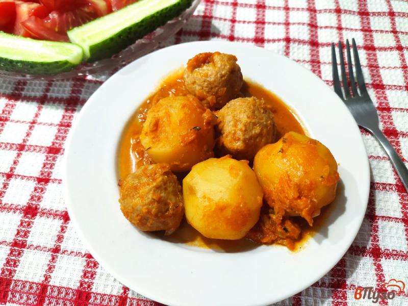 Фото приготовление рецепта: Молодой картофель с мясными шариками шаг №11