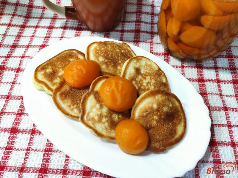 Фото приготовление рецепта: Оладьи с консервированными абрикосами шаг №7