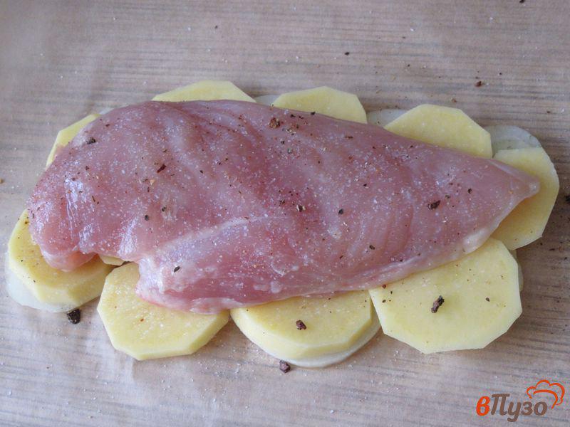 Фото приготовление рецепта: Куриное филе с овощами в пергаменте шаг №3