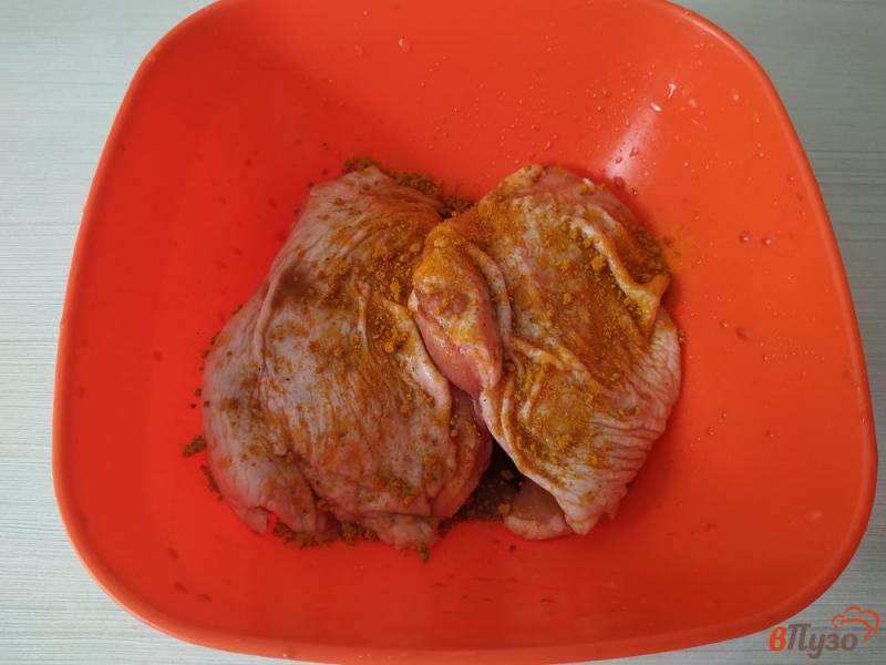 Фото приготовление рецепта: Куриные бедра запеченые в медово соевом соусе с васаби шаг №4