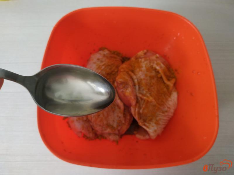 Фото приготовление рецепта: Куриные бедра запеченые в медово соевом соусе с васаби шаг №5