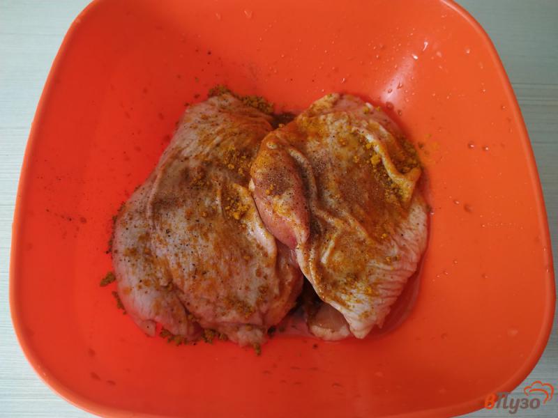 Фото приготовление рецепта: Куриные бедра запеченые в медово соевом соусе с васаби шаг №6