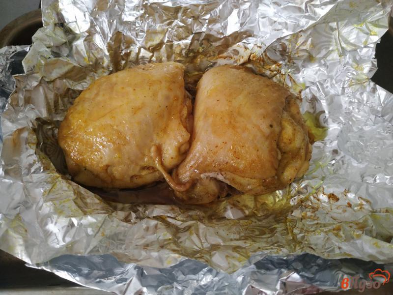 Фото приготовление рецепта: Куриные бедра запеченые в медово соевом соусе с васаби шаг №8