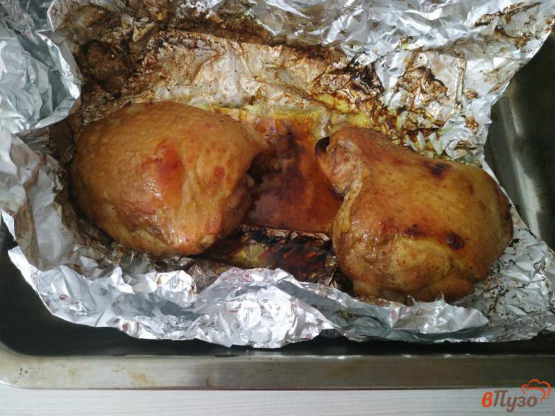 Фото приготовление рецепта: Куриные бедра запеченые в медово соевом соусе с васаби шаг №9