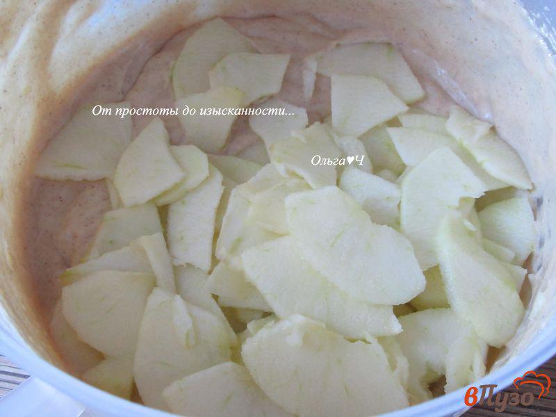 Фото приготовление рецепта: Яблочный кекс с миндальными лепестками шаг №4