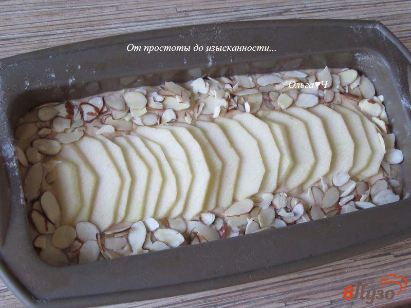 Фото приготовление рецепта: Яблочный кекс с миндальными лепестками шаг №5