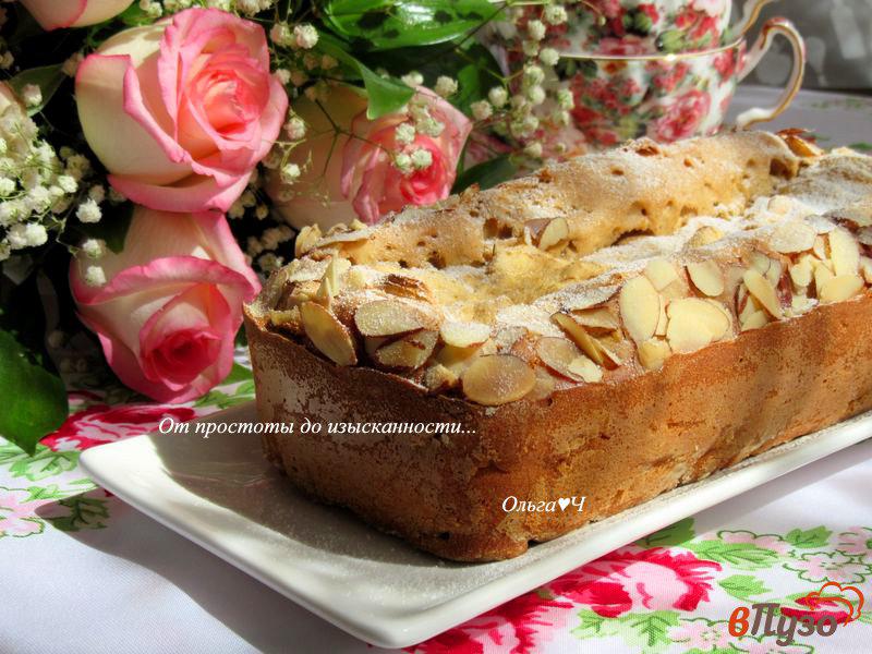 Фото приготовление рецепта: Яблочный кекс с миндальными лепестками шаг №7