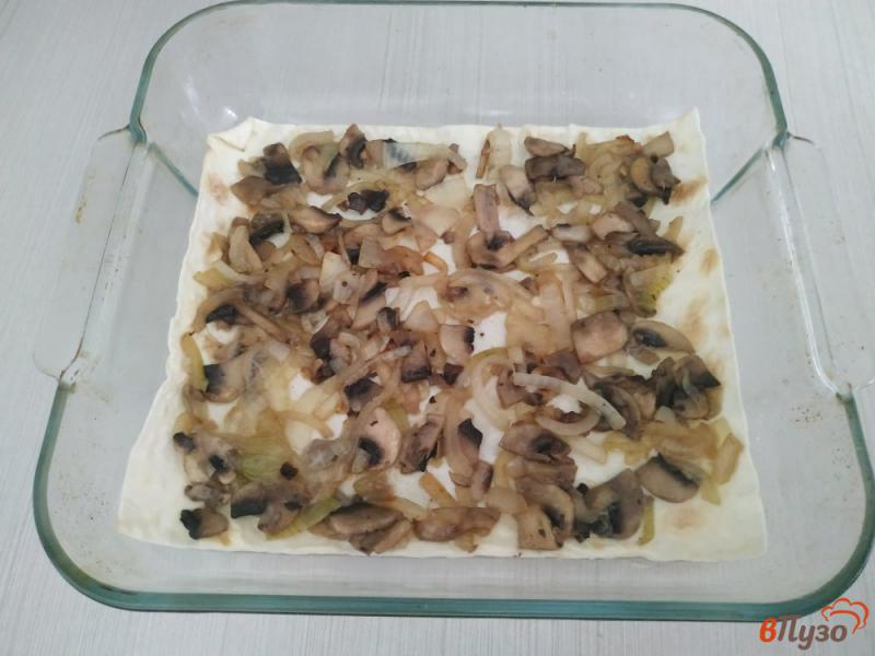 Фото приготовление рецепта: Пирог из лаваша с грибами и луком шаг №12