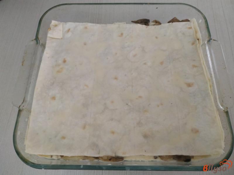 Фото приготовление рецепта: Пирог из лаваша с грибами и луком шаг №14