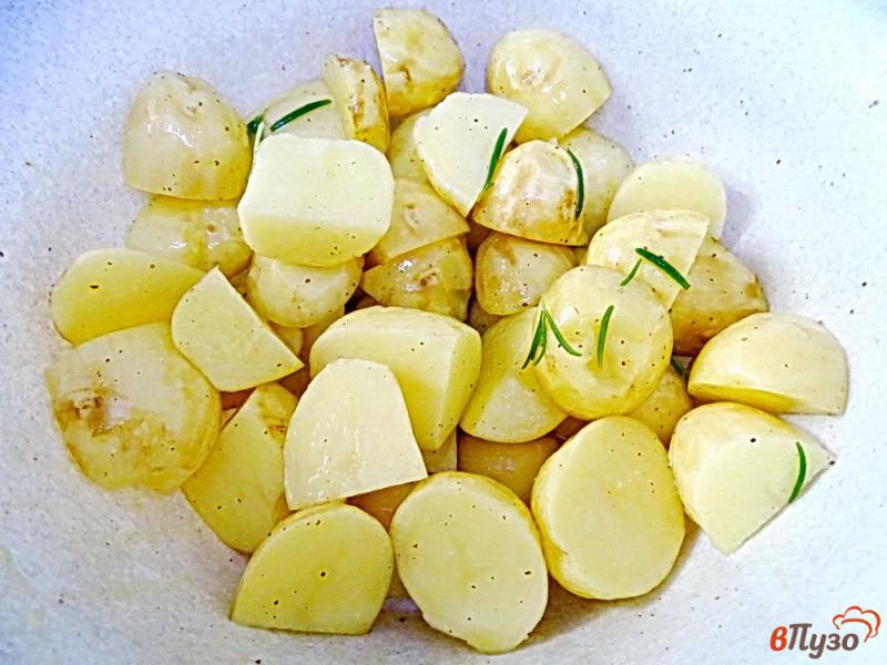 Фото приготовление рецепта: Молодой картофель запеченный в пергаменте шаг №4