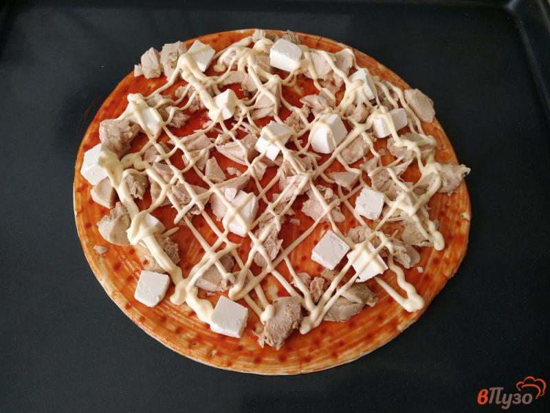 Фото приготовление рецепта: Пицца с курицей и сыром фета шаг №5