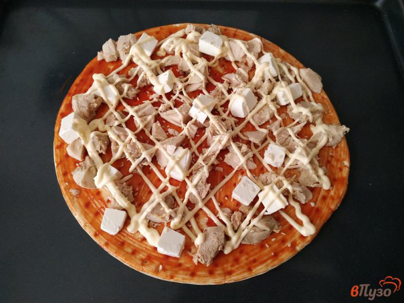 Фото приготовление рецепта: Пицца с курицей и сыром фета шаг №6