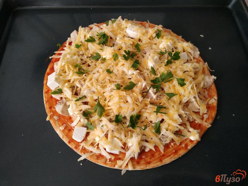 Фото приготовление рецепта: Пицца с курицей и сыром фета шаг №7