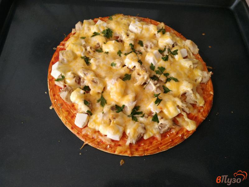 Фото приготовление рецепта: Пицца с курицей и сыром фета шаг №8