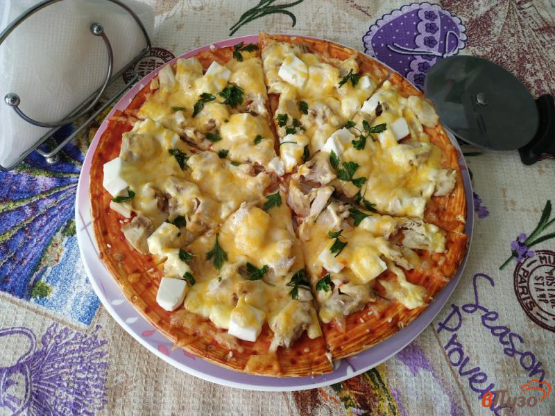 Фото приготовление рецепта: Пицца с курицей и сыром фета шаг №9