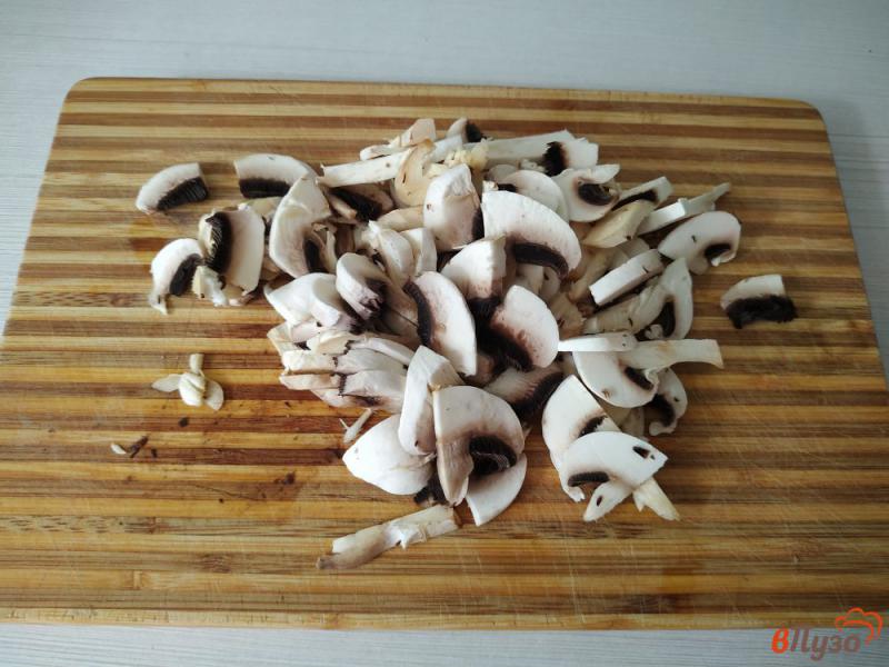 Фото приготовление рецепта: Гороховая каша с жареными грибами шаг №4